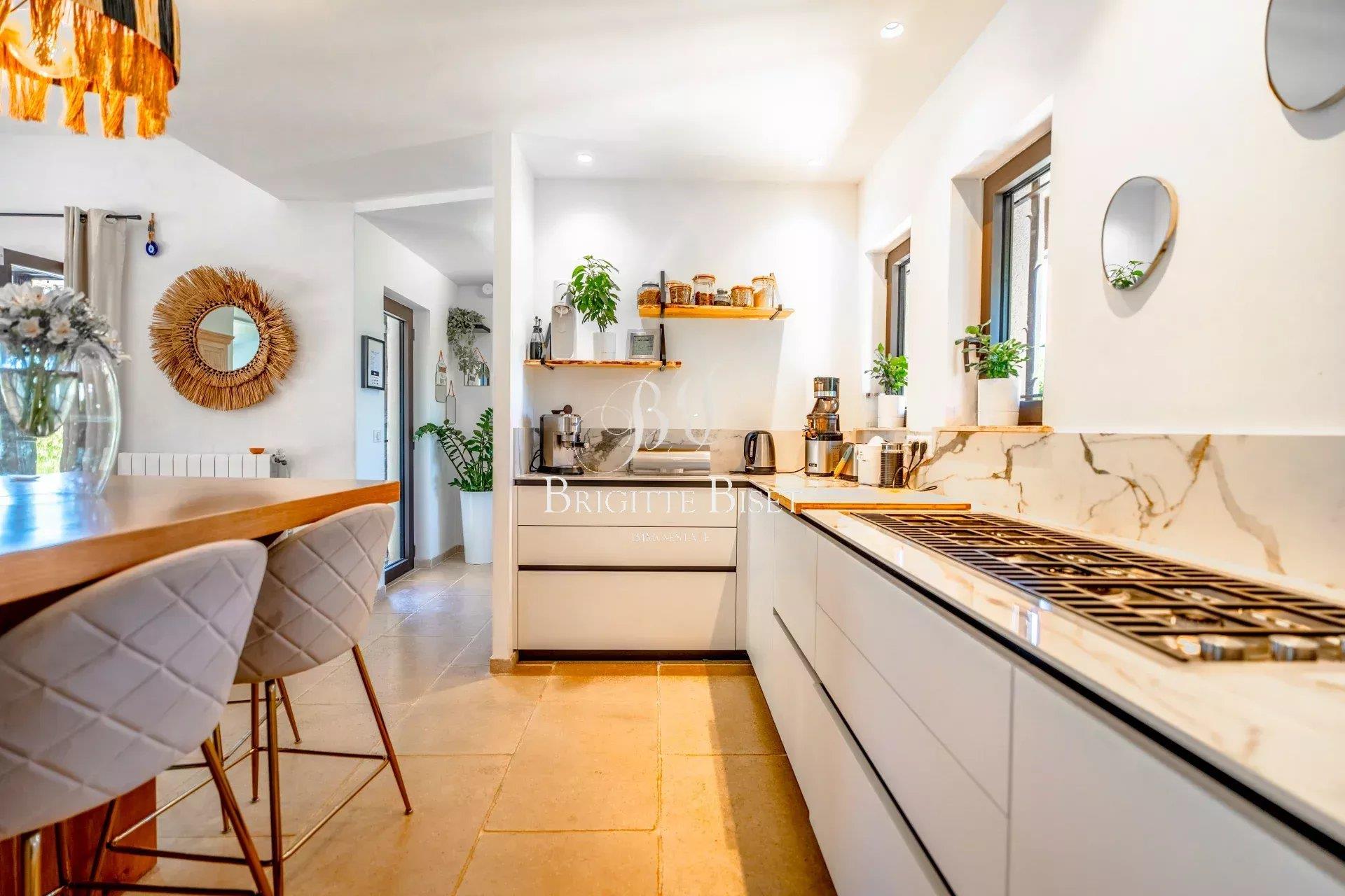 Villa for sale in Sainte Maxime with several apartments