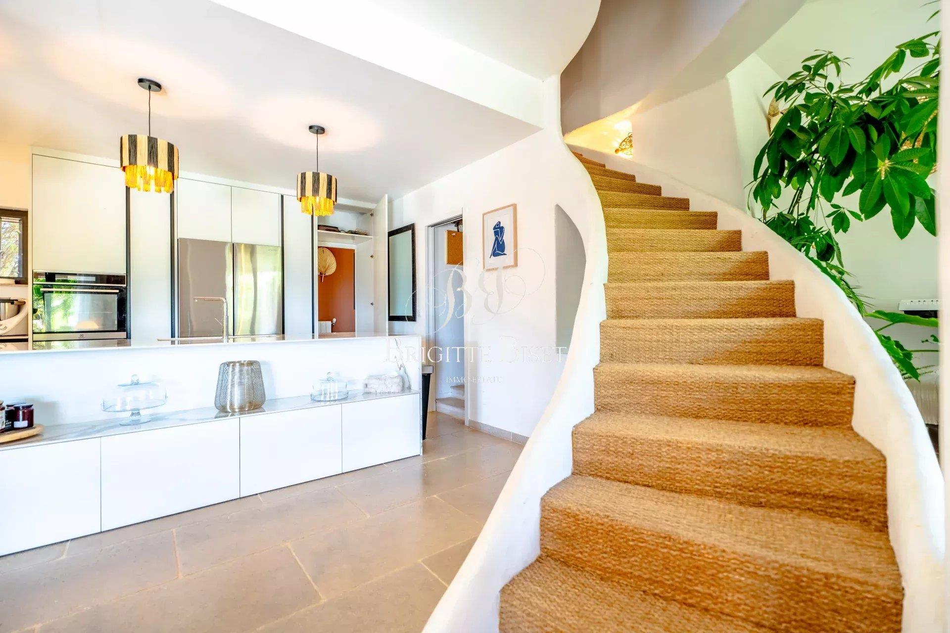 Villa for sale in Sainte Maxime with several apartments