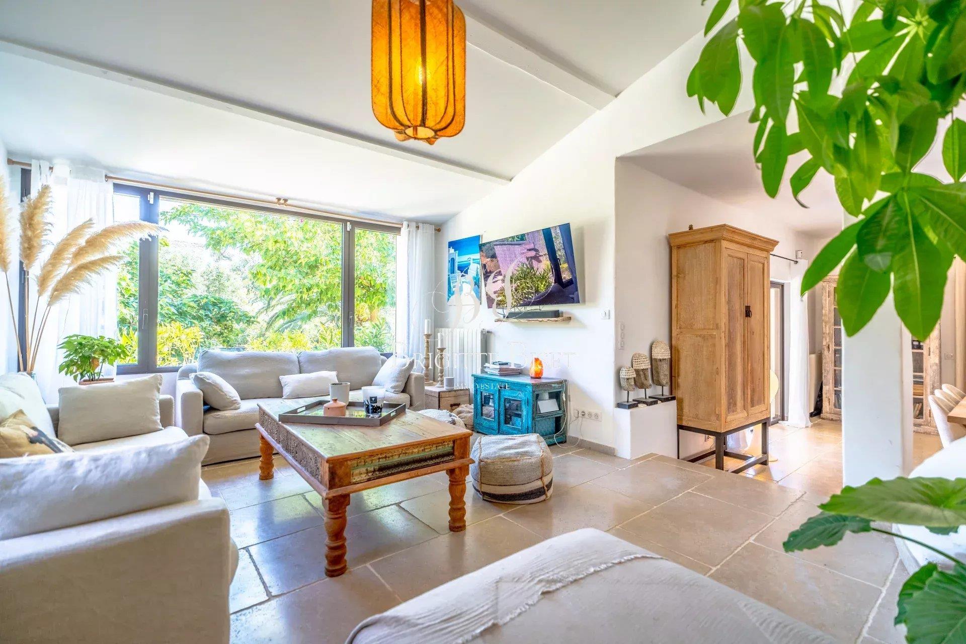 Villa for sale in Sainte Maxime with several apartments