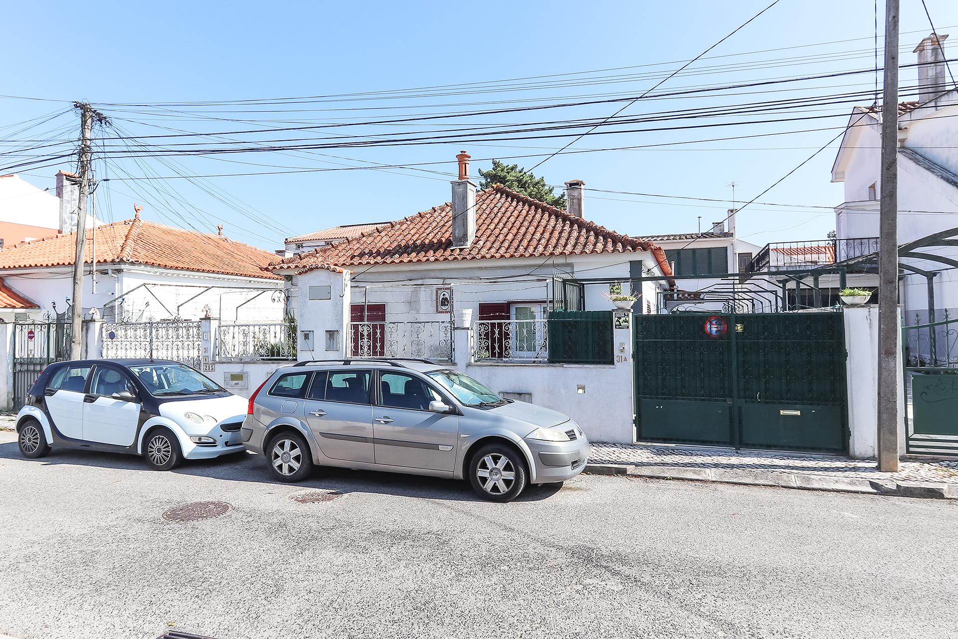 Deux villas à vendre ensemble, à Charneca da Caparica, à 10 minutes de la plage.  