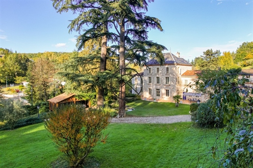 Former summer house of the bishopric in a green setting in the heart of Agen