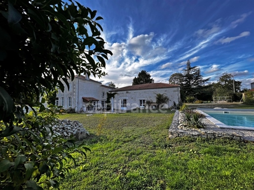 Charente Maritime (17), near Surgeres for sale Marsais house 410 m² 6 bedrooms - swimming pool - lar