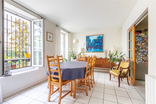 Family Townhouse with South-Facing Front Courtyard