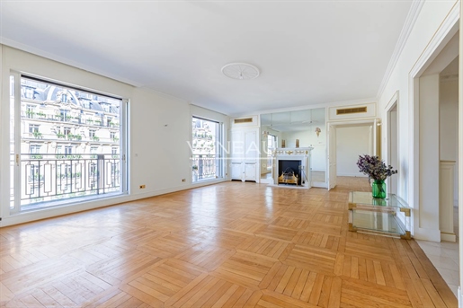 Avenue Montaigne - High Floor - Large Balcony