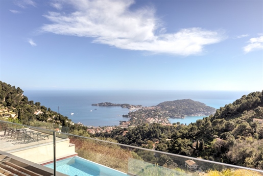 Villa contemporaine d'exception avec vue dominante sur la mer méditerranée
 et sur la presqu'îl