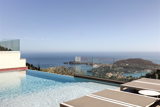 Villa contemporaine d'exception avec vue dominante sur la mer méditerranée
 et sur la presqu'îl