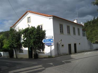 Smuk gård med 3 huse i det centrale Portugal