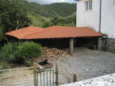 Vacker gård med 3 hus i centrala Portugal