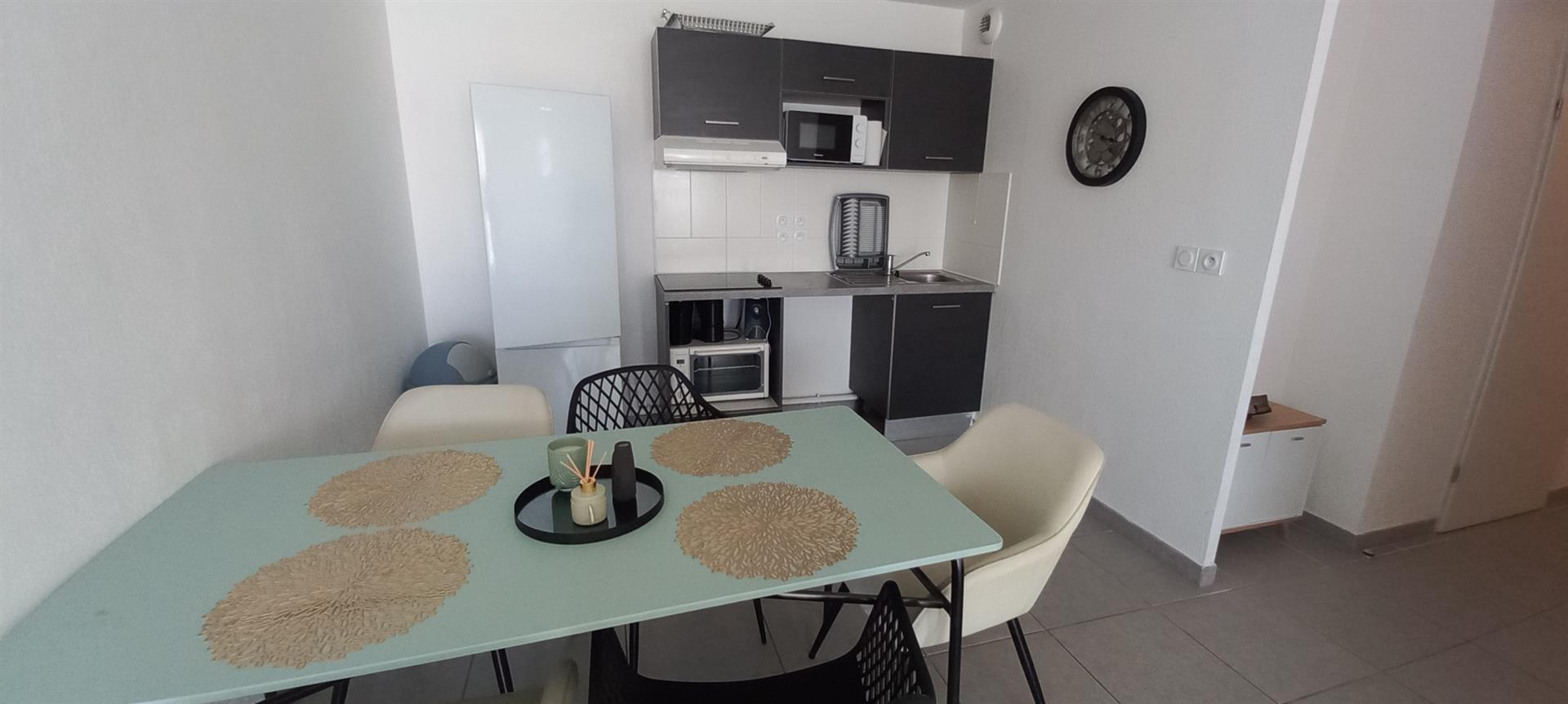 Béziers Courondelle area 2-bedroom apartment with terrace and parking
