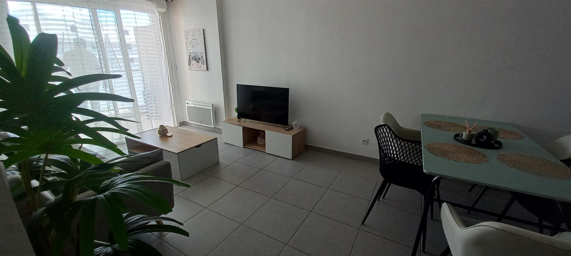 Béziers Courondelle area 2-bedroom apartment with terrace and parking