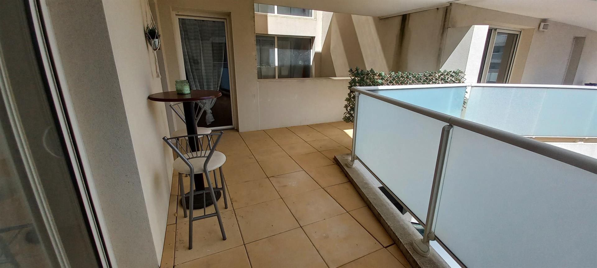 Béziers Courondelle area 2-bedroom apartment with terrace and parking