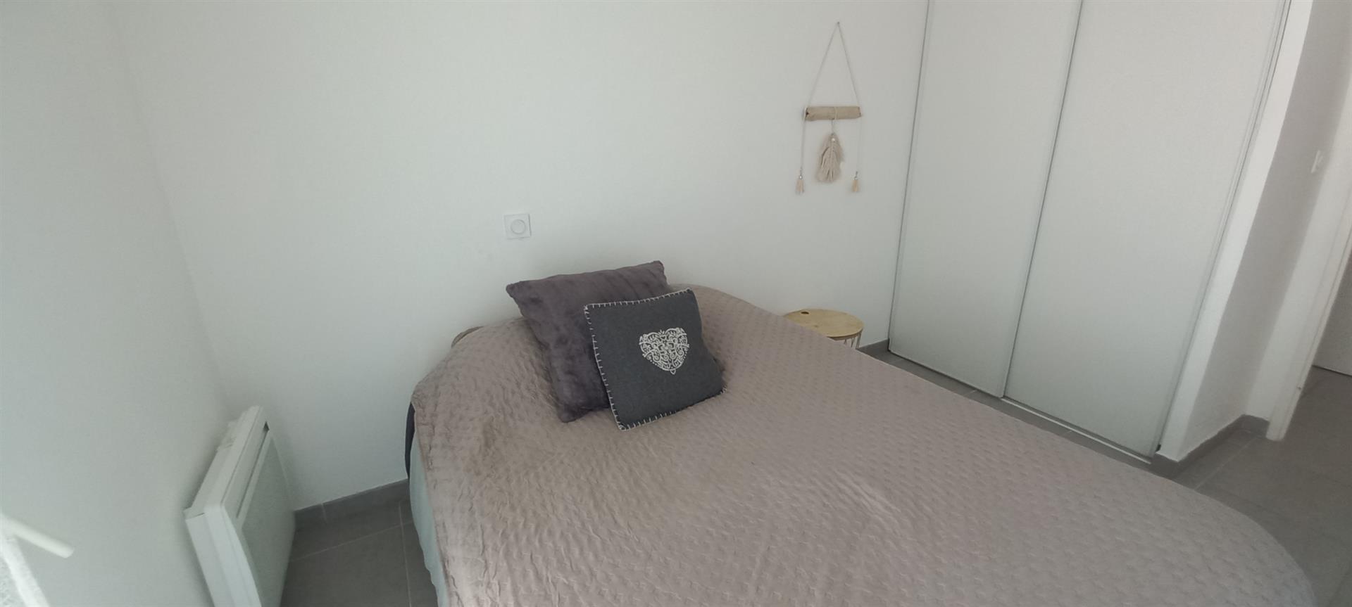 Béziers Courondelle area 2-bedroom apartment with terrace and parking