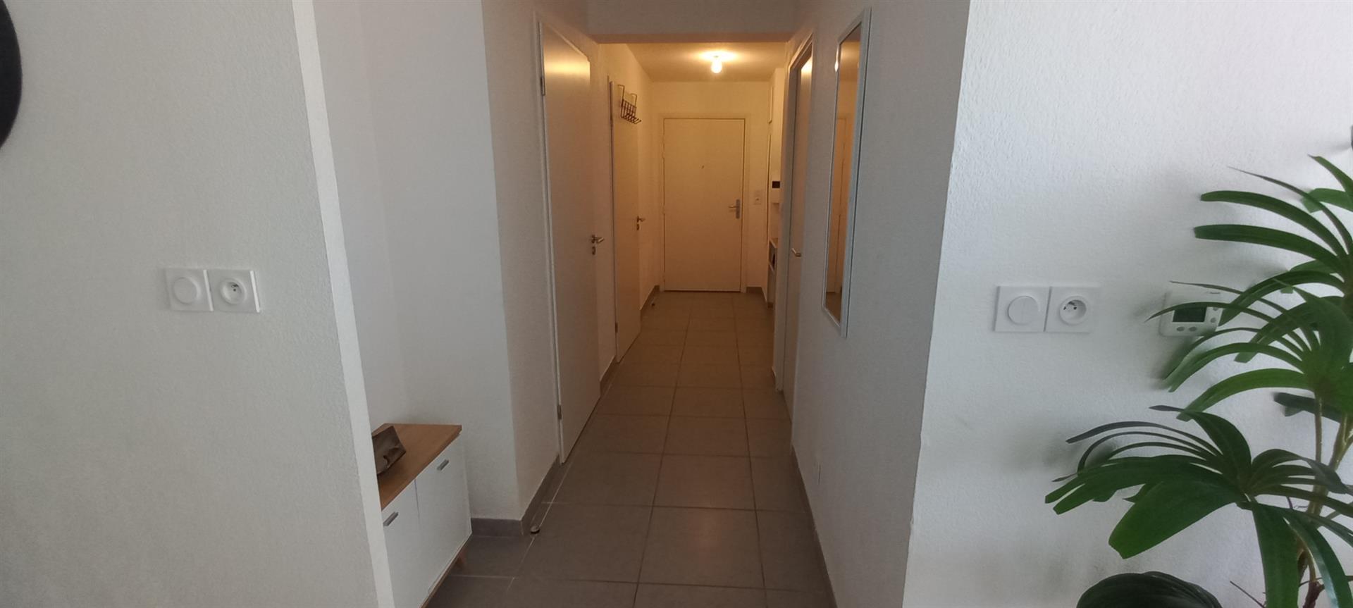 Béziers Courondelle area 2-bedroom apartment with terrace and parking