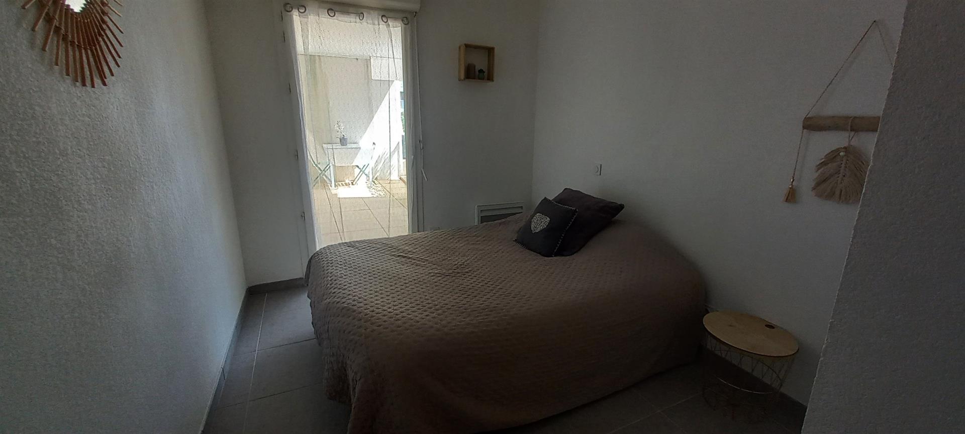 Béziers Courondelle area 2-bedroom apartment with terrace and parking