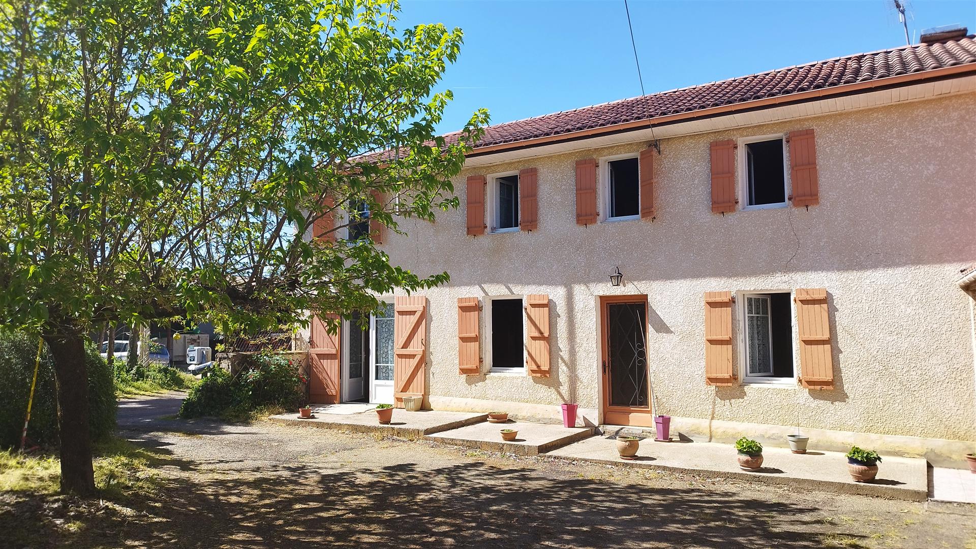 Farmhouse of 234 m² with barn of 250 m² and orchard, on 4 hectares of land - ideal for livestock fa