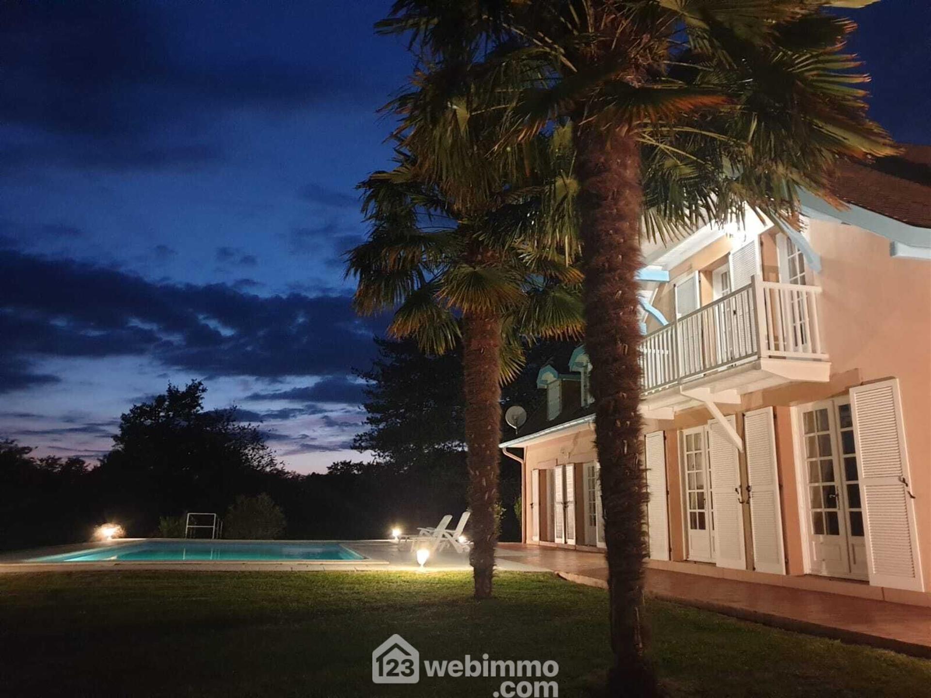 Luxury property of 211 m² with swimming pool, on a wooded park of 2 hectares