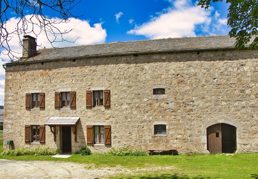 Wunderschönes Steinhaus von 130m2 + 500m2 Nebengebäude + 4000m2 Land davon 3000m2