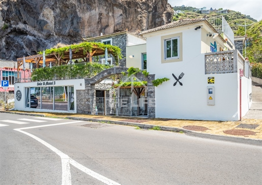 Edificio que consta de restaurante y alojamiento con vistas al mar en venta en Calheta, Isla de Made
