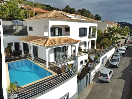 Villa met 3 + 1 slaapkamer met zwembad en uitzicht op zee te koop, Santa Maria Maior, Funchal, Made