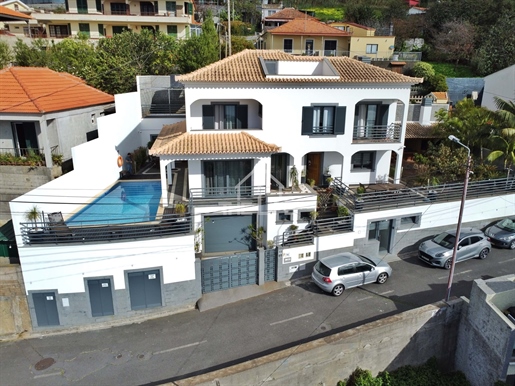 Villa met 3 + 1 slaapkamer met zwembad en uitzicht op zee te koop, Santa Maria Maior, Funchal, Made