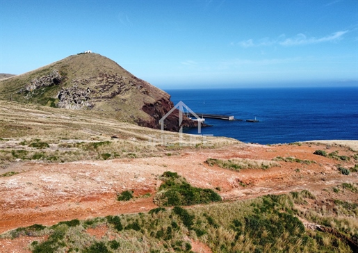 Städtisches Grundstück von 3756m2 direkt am Meer zum Verkauf in Caniçal, Insel Madeira.