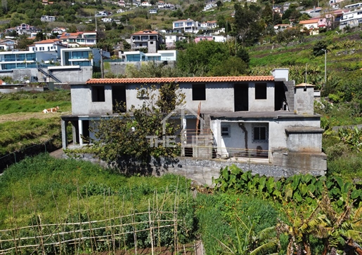 Moradia T3 para remodelar com vista mar e churrasqueira para venda na Calheta, Ilha da Madeira