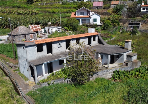 Moradia T3 para remodelar com vista mar e churrasqueira para venda na Calheta, Ilha da Madeira