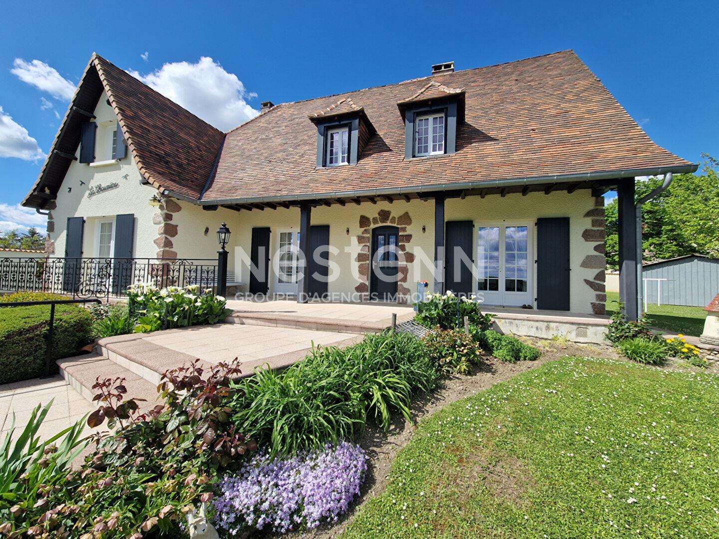 Beautiful Mareuil house in Périgord with rented gîte and outbuildings