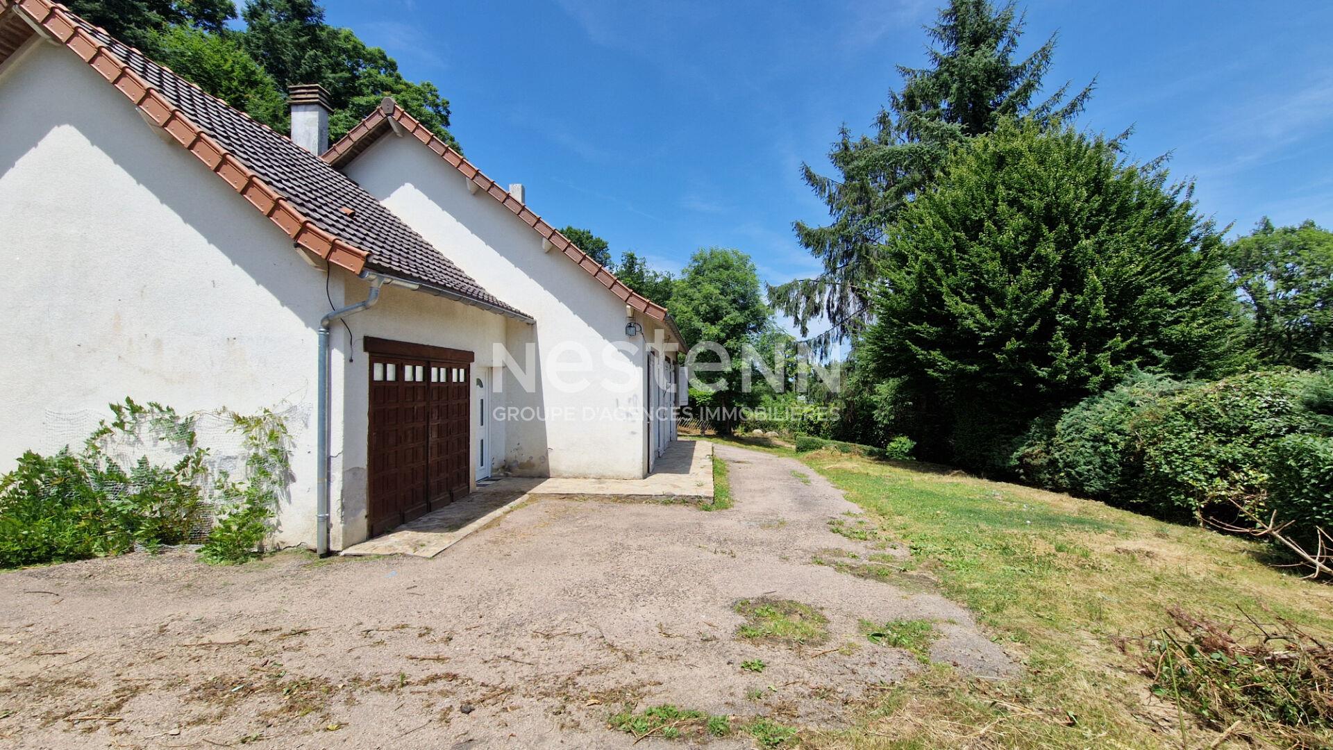 Country house with land and outbuilding located in Nontron and close to St-Estèphe
