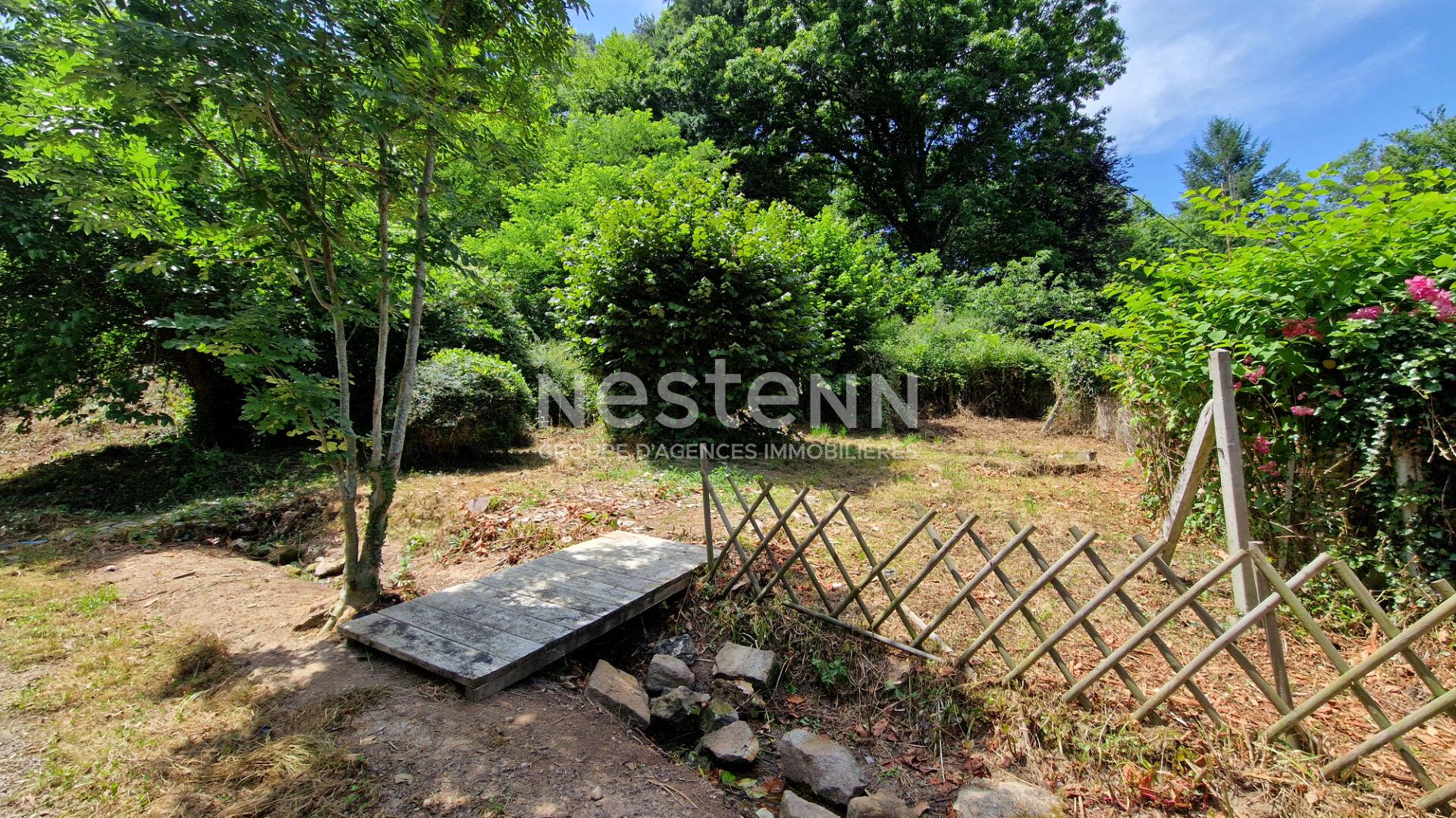 Country house with land and outbuilding located in Nontron and close to St-Estèphe