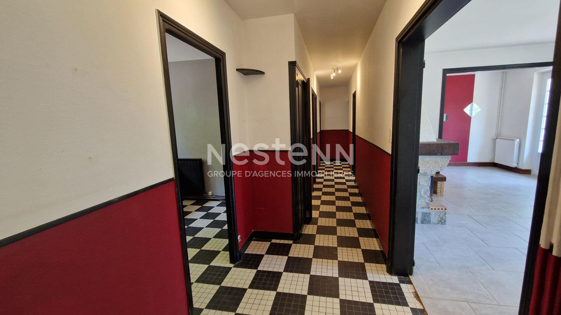 Country house with land and outbuilding located in Nontron and close to St-Estèphe