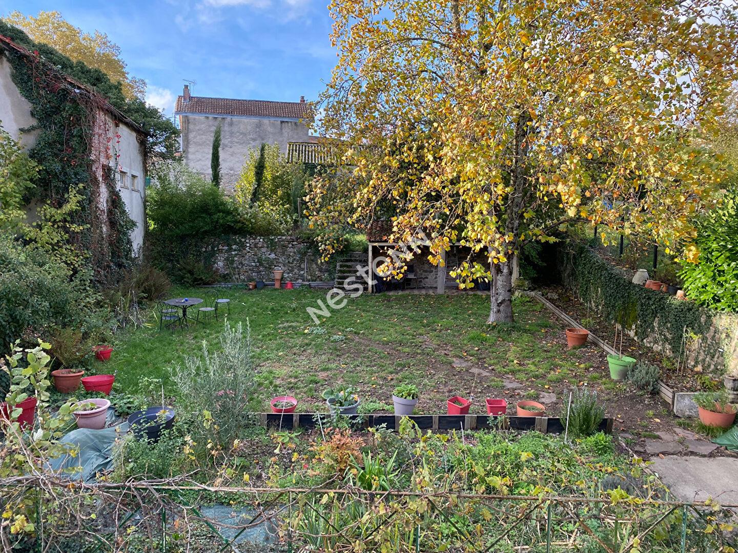 Large town center house in Nontron with garden, close to all shops