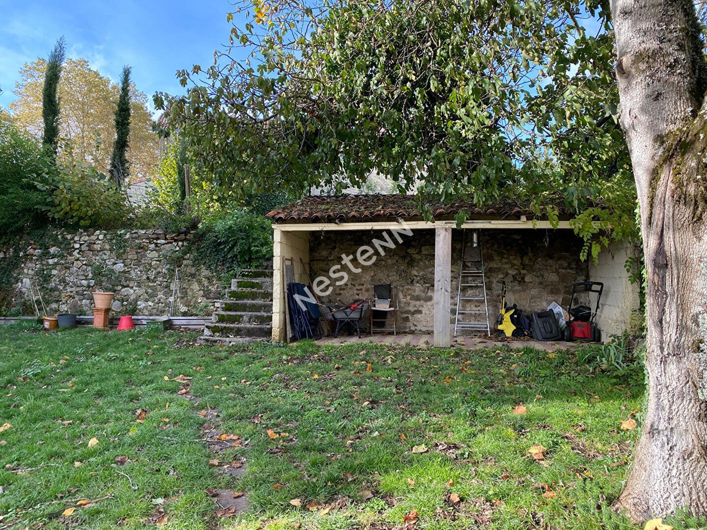 Large town center house in Nontron with garden, close to all shops