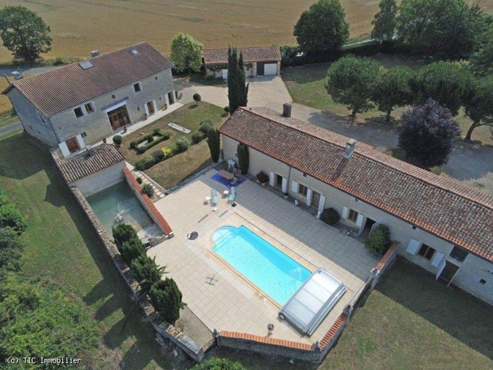 Magnifique Domaine de presque un Hectare avec 3 Chambres, Belle