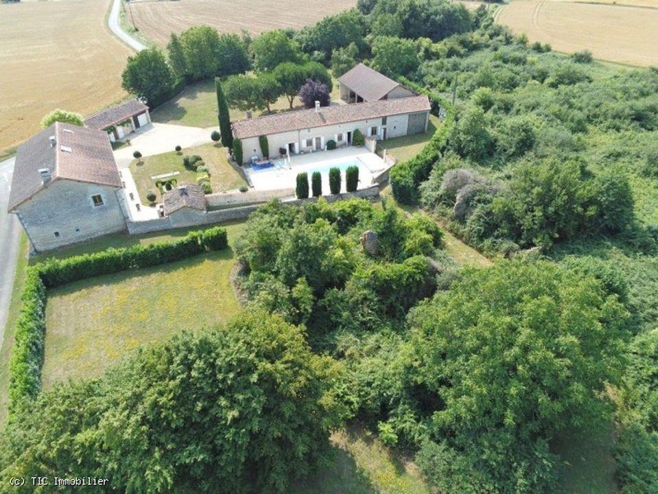 Magnifique Domaine de presque un Hectare avec 3 Chambres, Belle