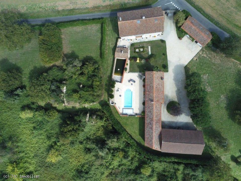 Magnifique Domaine de presque un Hectare avec 3 Chambres, Belle