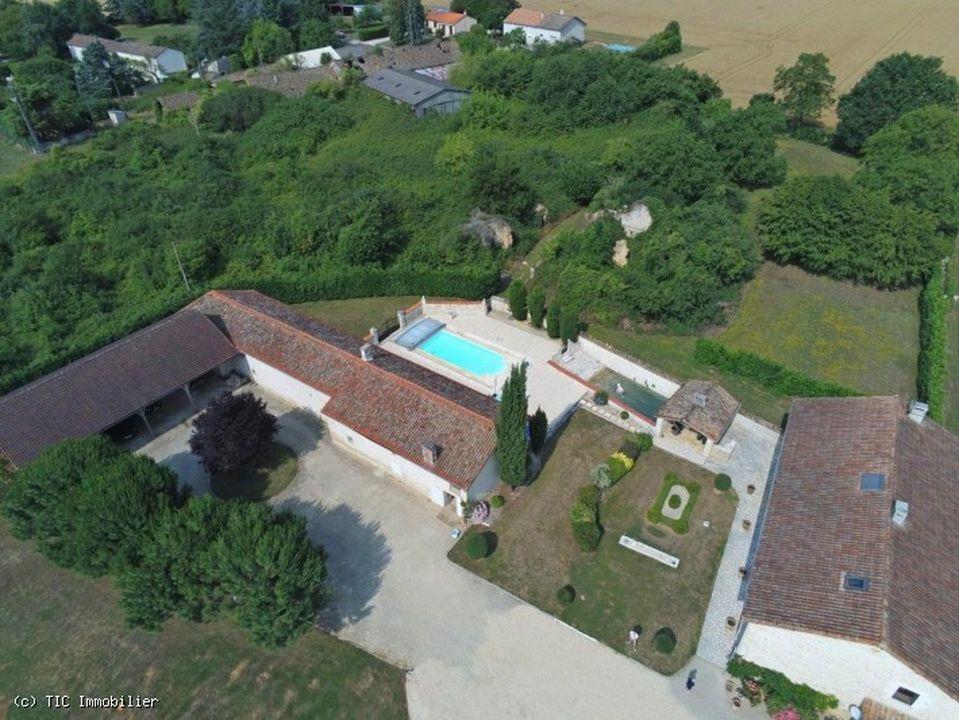 Magnifique Domaine de presque un Hectare avec 3 Chambres, Belle