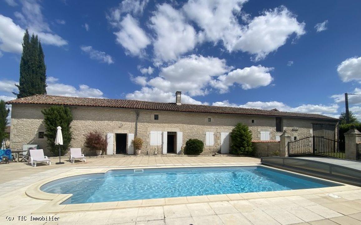 Magnifique Domaine de presque un Hectare avec 3 Chambres, Belle