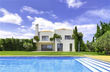 Villa luxueuse et respectueuse de l’environnement avec piscine, court de tennis et héliport !