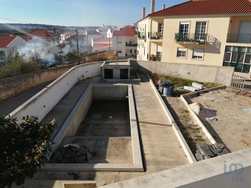 Home / Villa with 4 Rooms in Leiria with 250,00 m²
