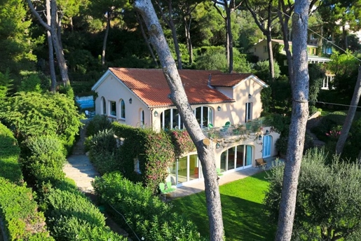 Beneath the Garoupe Lighthouse: Exceptional 1947 Villa with Infinity Pool and Sea View