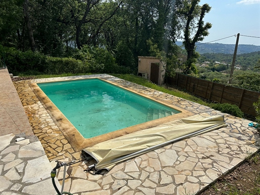 Magnificent flat land of about 1200m2, south facing, swimming pool, absolute calm