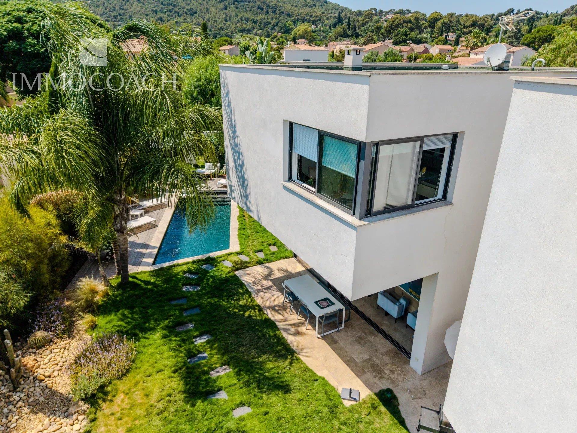 Villa Contemporânea T6 com Piscina e Garagem