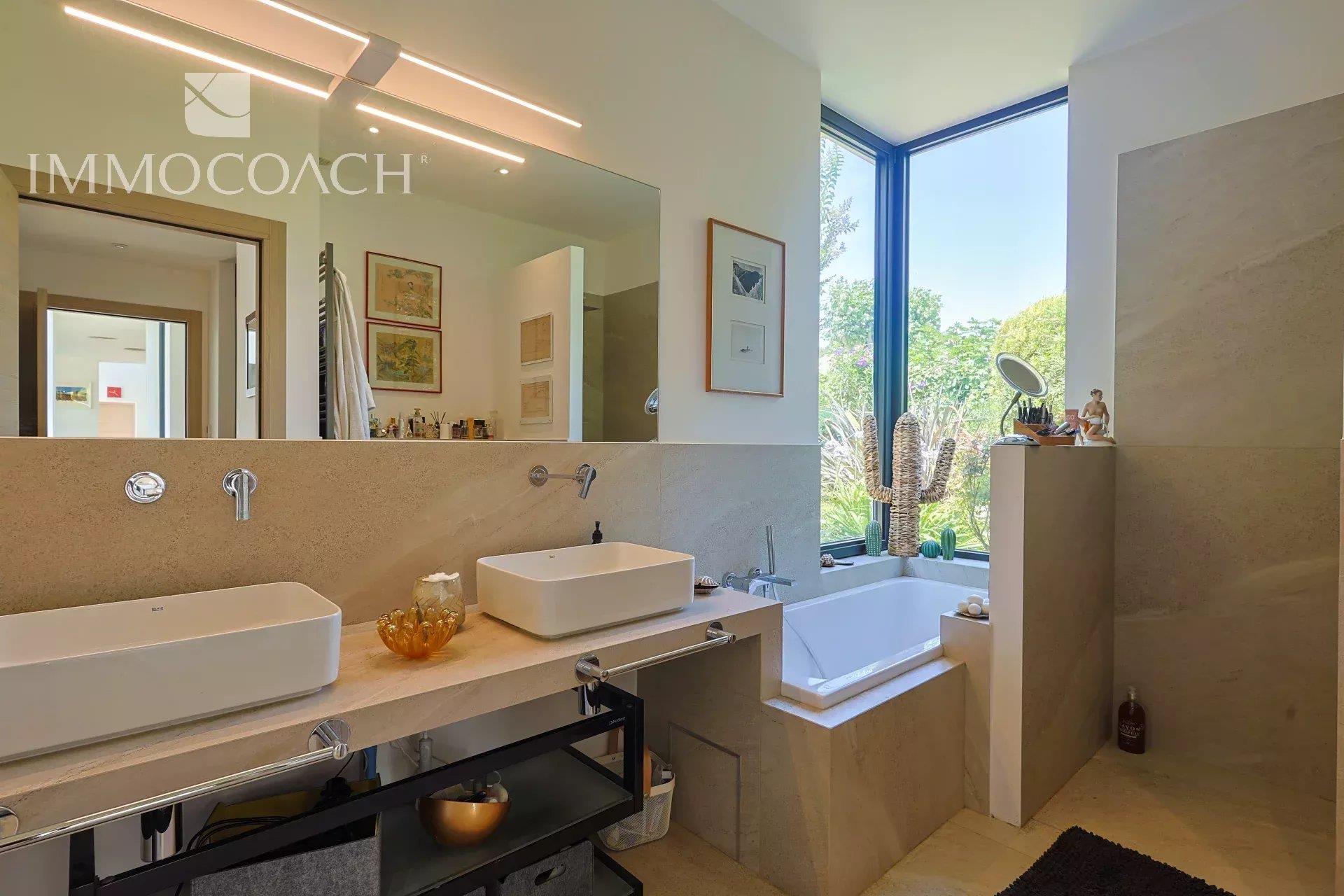 Villa Contemporânea T6 com Piscina e Garagem