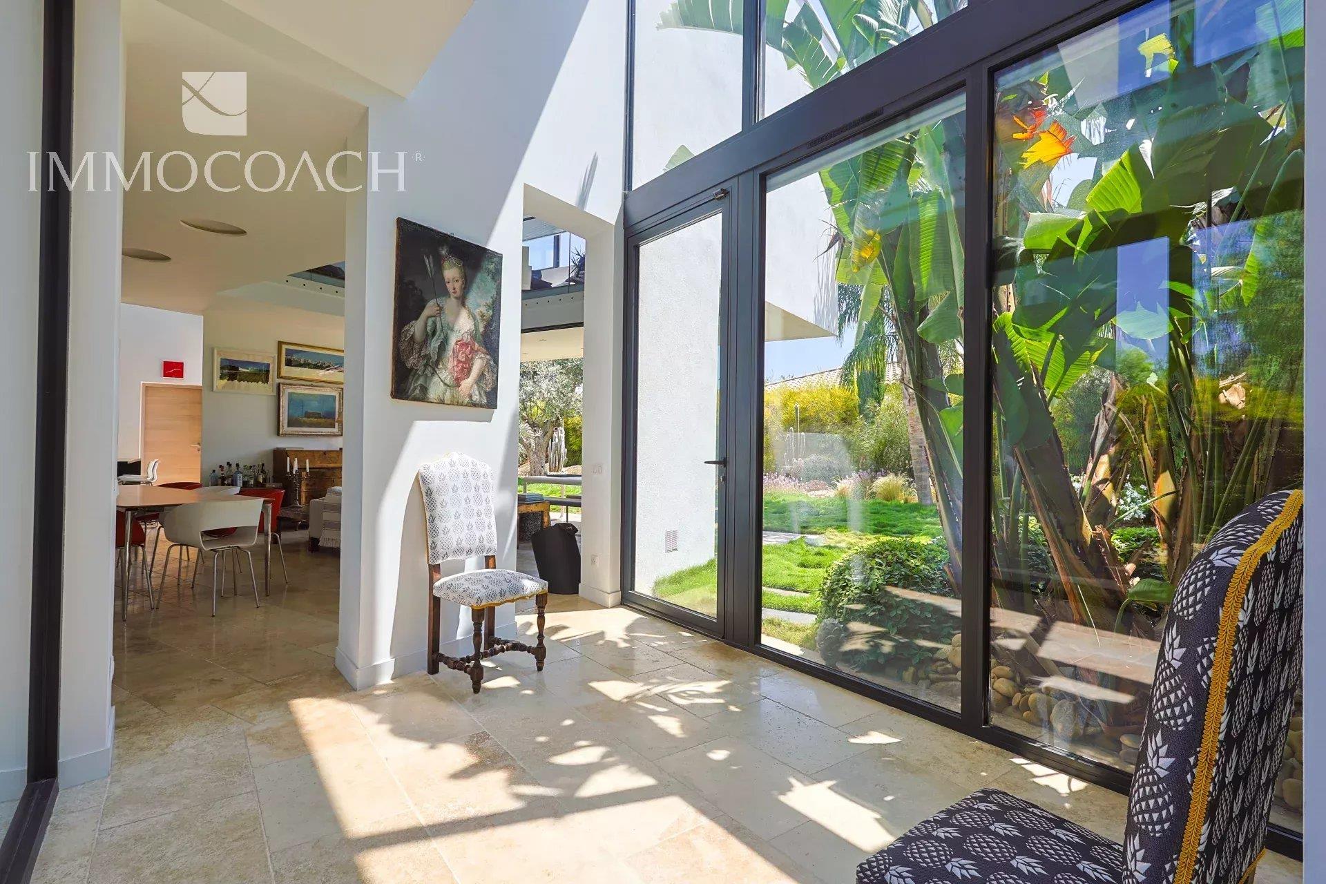 Villa Contemporânea T6 com Piscina e Garagem