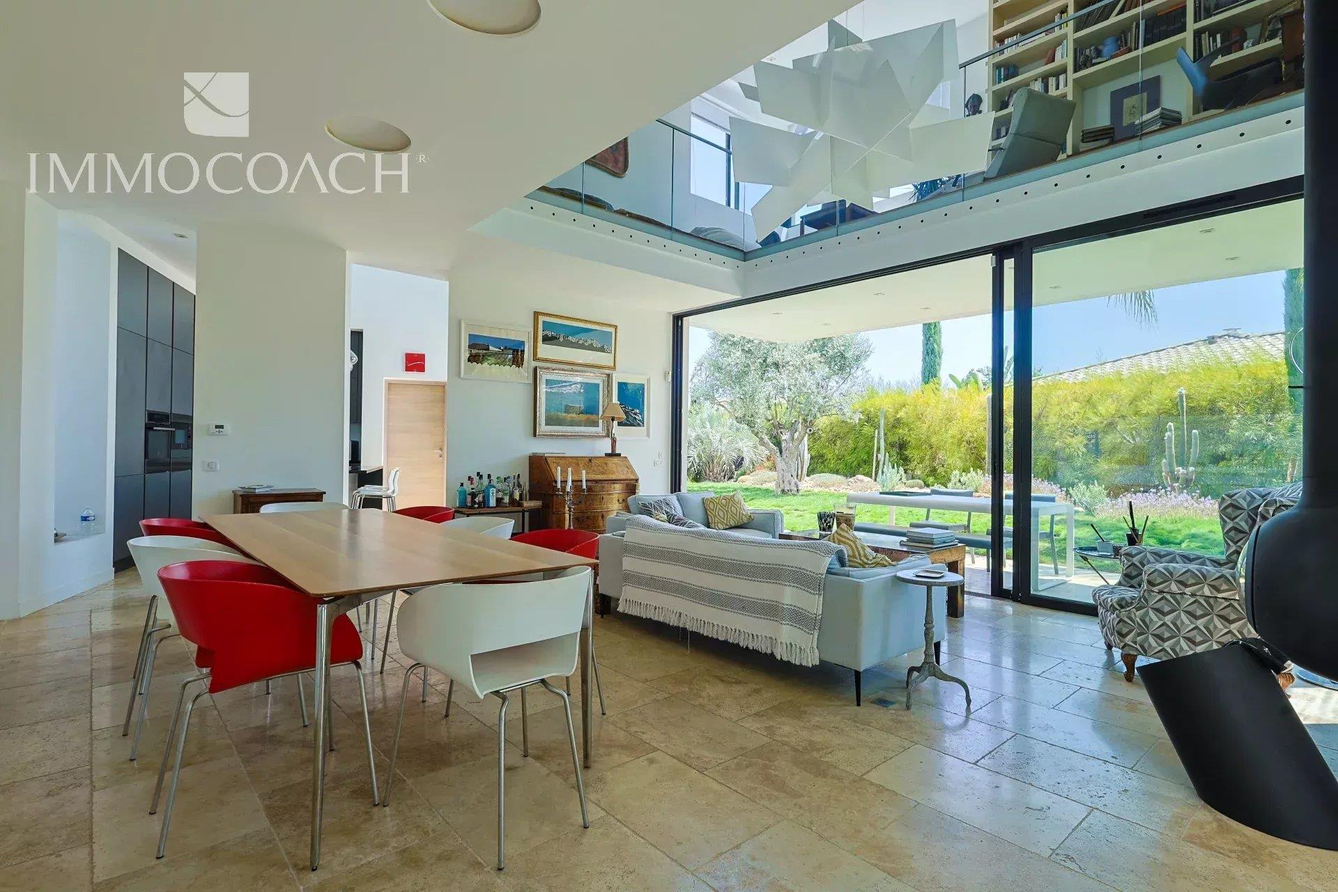 Villa Contemporânea T6 com Piscina e Garagem
