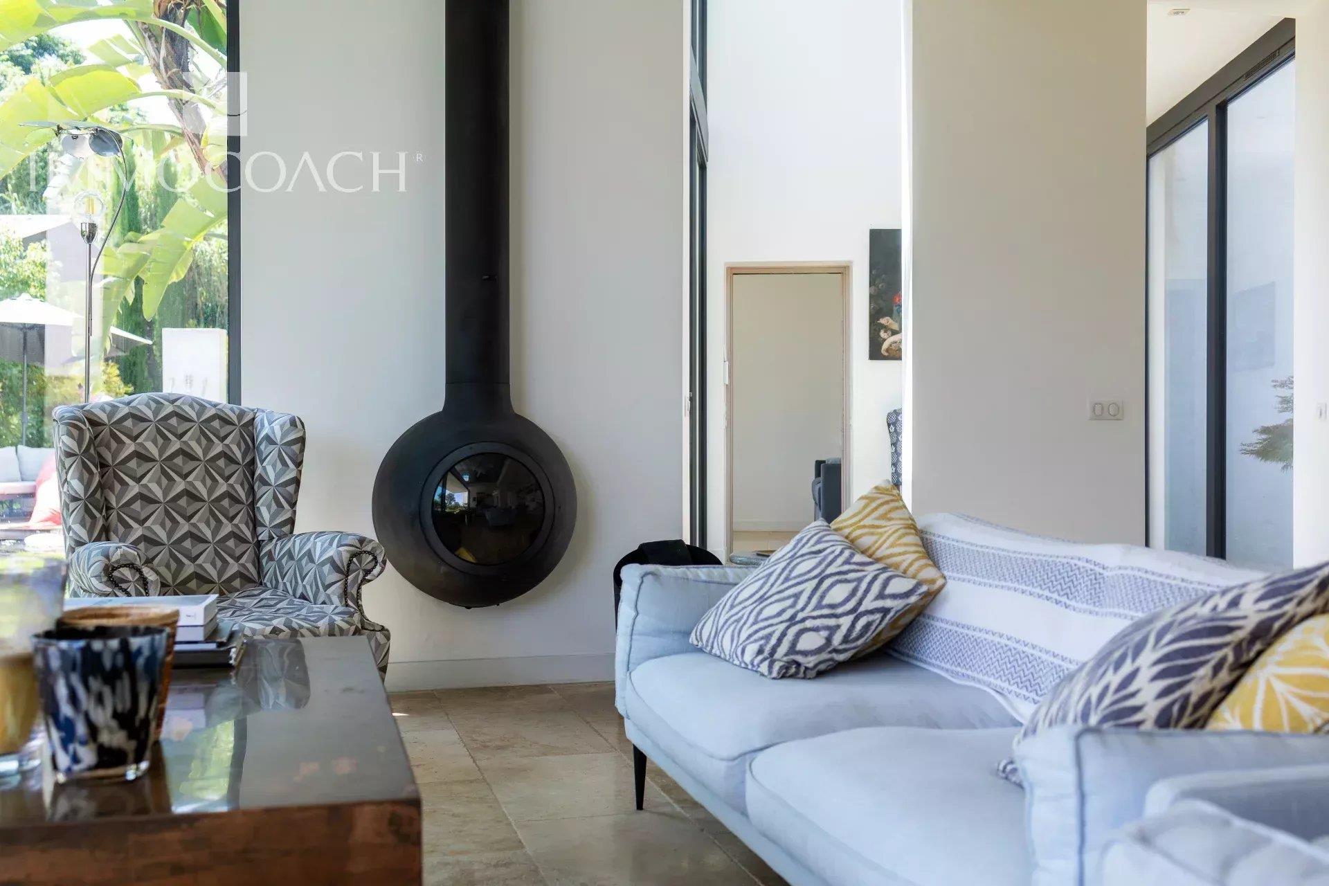 Villa Contemporânea T6 com Piscina e Garagem