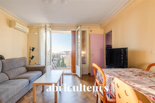 Espaçoso apartamento de 80m2 com varanda em Marselha, ideal para uma primeira aquisição