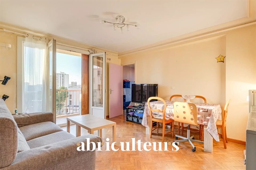 Espaçoso apartamento de 80m2 com varanda em Marselha, ideal para uma primeira aquisição