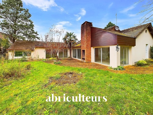 Charming house for sale - 243 m2 with outbuilding of 50 m2, large plot and pool - in Gien